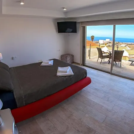Nela Villa *